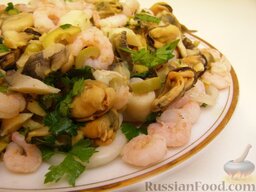 Салат ассорти из морепродуктов: Готовый салат можно украсить вареными креветками. Подавать салат из морепродуктов лучше в охлажденном виде.