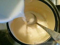 Шоколадный крем: Поместить ее на водяную баню с кипящей водой. Постепенно влить оставшееся горячее молоко.