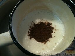 Шоколадный крем: Затем добавить какао, перемешать. Варить шоколадный крем, периодически помешивая, пока смесь не загустеет (10-15 минут на среднем огне).