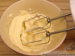 Масляный основной крем на сгущенном молоке: Взбить его до получения пышной, эластичной массы белого цвета (3-4 минуты).