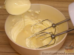 Масляный основной крем на сгущенном молоке: Затем, не прекращая взбивания, влить в масло небольшими порциями сгущенное молоко.