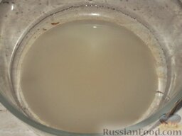 Крем белковый заварной (основной): Как приготовить крем заварной белковый:    Положить в кастрюлю сахарный песок, налить воду, хорошо размешать. Поставить варить.