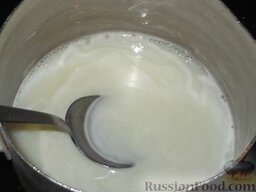 Крем заварной с мукой (основной): В отдельной кастрюле вскипятить остальное молоко с сахаром, помешивая деревянной лопаткой.