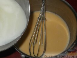 Крем заварной с мукой (основной): Кипящую молочную смесь влить тонкой струйкой в яично-мучную массу при одновременном перемешивании лопаткой.