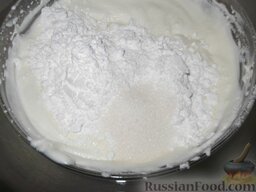 Сметанный крем без желатина: Просеять сахарную пудру, смешать с ванильным сахаром и веничком перемешать с взбитой сметаной.