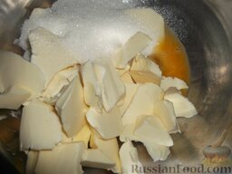Приготовление песочного теста: Как приготовить песочное тесто:    Соединяют масло, сахар и яйца, размешивают в кастрюле или миске.
