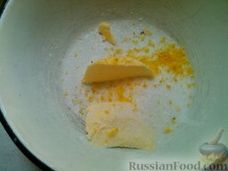 Печенье с творогом: Взбить масло с сахаром (5-7 минут) и лимонной цедрой.