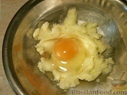 Пирог лимонный: Мешая, постепенно добавлять по 1 яйцу.    Включить духовку.