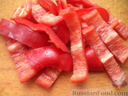 Поджарка из говяжьей печени: Красный молодой перец разрезать вдоль, очистить от семян, нарезать на такие же куски, что и печень
