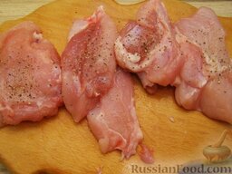 Кролик тушеный: Каждый кусок натереть солью, перцем.   Можно кусочки переложить в миску и поставить в холодильник на 30 минут. А можно готовить сразу.