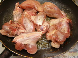 Кролик тушеный: Куски кролика слегка обжарить на сковороде на сильном огне. Сначала обжарить мясо 5-7 минут с одной стороны.