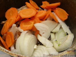 Кролик тушеный: Затем сложить в глубокую кастрюлю, добавить нашинкованный кольцами репчатый лук и одну-две моркови, нарезанные кружочками