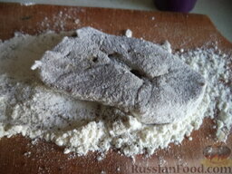 Печенка жареная: Прежде чем жарить печенку, ее необходимо обвалять в муке, смешанной с солью и перцем. (Можно солить печень в конце приготовления, чтобы она была сочнее.)