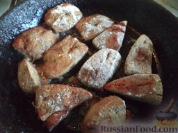 Печенка жареная: Разогреть сковороду, налить растительное масло. В горячее масло выложить подготовленную печень.