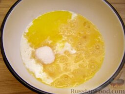 Баурсак: В посуду выпустить яйца, налить молока, добавить масло, сахар, соль и немного дрожжей, хотя часто дрожжи вообще не кладут. Смесь хорошо перемешать до полного растворения сахара, соли и дрожжей.