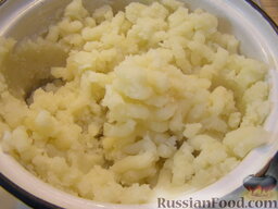 Хачапури по-грузински: Приготовить начинку.  Картофель очистить и отварить. Отварной картофель растереть в пюре.