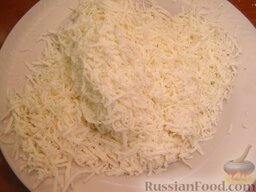 Хачапури по-грузински: Овечью брынзу (сыр) натереть на мелкой терке.