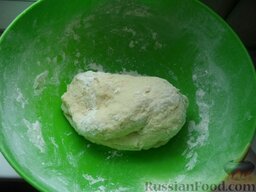 Хачапури с мясом: Замесить руками негустое мягкое тесто для хачапури с мясом из всех составляющих. Примерно на 1 час поставить в холодильнике.