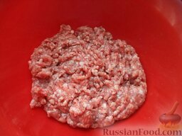 Хачапури с мясом: Пока тесто для хачапури с мясом отстаивается, мясо вымыть, разрезать на куски, пропустить через мясорубку.