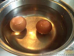 Хачапури с мясом: Яйца залить холодной водой, поставить на огонь, довести до кипения, сварить вкрутую на среднем огне (10 минут). Слить кипяток, залить яйца холодной водой, охладить.