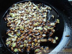 Хачапури с мясом: На разогретой смазанной жиром сковороде обжарить лук до золотистого цвета, помешивая, на среднем огне (около 3 минут).