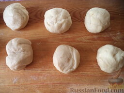 Чебуреки кавказские: Разделить тесто на части (размером с  мандарин).