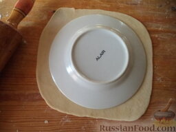 Чебуреки кавказские: Раскатав тесто до толщины 1 мм, вырезать из него кружки величиной с небольшое чайное блюдце.