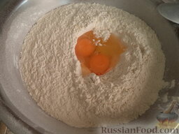 Чебуреки кавказские: Муку просеять, добавить яйца и соль.