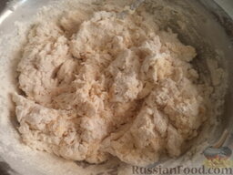 Чебуреки кавказские: Приготовить тесто для чебуреков по-кавказски. Смешать муку, яйца, молоко, соль и растительное масло.
