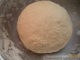 Чебуреки кавказские: Руками вымесить мягкое тесто. Месить тесто на столе до эластичности.
