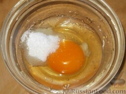 Беляши с говядиной: Как приготовить беляши с говяжьим фаршем:    Яйцо растереть с солью и сахаром.