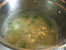 Суп-пюре картофельный с сухариками: Слить их в суп. Добавить зелень. Дать супу покипеть 5 минут. Картофельный суп готов.