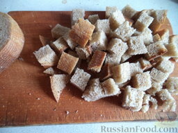 Суп-пюре картофельный с сухариками: Сделать сухарики. Хлеб нарезать кубиками.