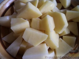 Суп-пюре картофельный с сухариками: Тем временем картофель очистить, вымыть, нарезать кубиками.