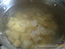 Суп-пюре картофельный с сухариками: Воду посолить. Добавить картофель, варить в подсоленной воде до готовности (около 20 минут).