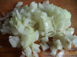 Суп-пюре картофельный с сухариками: Лук очистить, вымыть, мелко нарезать.