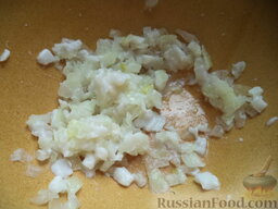 Суп-пюре картофельный с сухариками: Сало и лук истолочь в ступке.