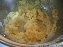 Суп-пюре картофельный с сухариками: Когда картофель начнет рассыпаться, протереть его через сито.