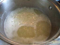 Суп-пюре картофельный с сухариками: Подготовленный картофель положить обратно в отвар. Сало с луком положить в отвар.  Дать закипеть, посолить.