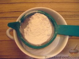 Белая глазурь: Как приготовить белую глазурь:    Сахарную пудру самого тонкого помола просеять через сито.