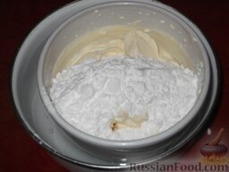 Крем сметанный: Подготовленную пудру смешать с ванильным сахаром и венчиком перемешать со взбитой сметаной.