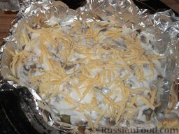 Судак (или карп, щука), запеченный с шампиньонами: Посыпать крупно натертым сыром.     Можно сбрызнуть маслом с молотыми сухарями.