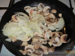 Судак (или карп, щука), запеченный с шампиньонами: На сковороде разогреть 1-1,5 ст. ложки растительного масла. Выложить грибы, перемешать. Добавить нарезанный кружками лук.