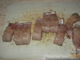 Щука, запеченная под сметанным соусом: Порционные куски, нарезанные от филе рыбы, посыпать солью, перцем.