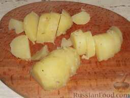Щука, запеченная под сметанным соусом: Картофель отварить в мундире. Для этого его нужно вымыть, залить водой и варить 30 минут. Затем картофель отварить, очистить и нарезать ломтиками.
