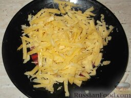 Щука, запеченная под сметанным соусом: Натереть сыр.