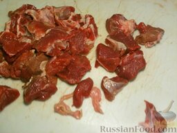 Гуляш по-домашнему: Как приготовить гуляш из говядины по-домашнему:    Мясо нарезать кубиками.