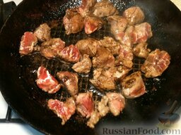 Гуляш по-домашнему: На сковороде разогреть 3 ст. ложки растительного масла, выложить мясо. На среднем огне, помешивая, довести его до золотистого оттенка со всех сторон (10 минут).