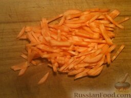 Гуляш по-домашнему: Очистить, вымыть и мелко нарезать морковь.