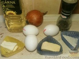 Омлет с луком: Подготовить продукты по рецепту омлета с луком и сыром.